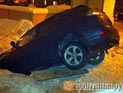 В Петербурге водитель Lexus, проезжая через двор жилого дома, провалился в котлован, вырытый газовиками