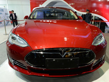 «Женитесь на ней сами»: разгневанный китайский автолюбитель избил в салоне новую Tesla