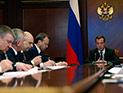Медведев рассказал, как лично ездит по российским дорогам, чтобы